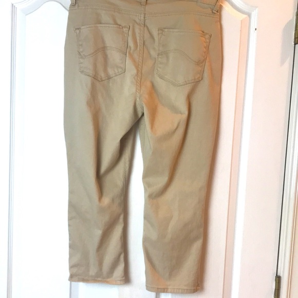 Lee platinum label khaki colored jean capris. Size 12 - Picture 5 of 6
